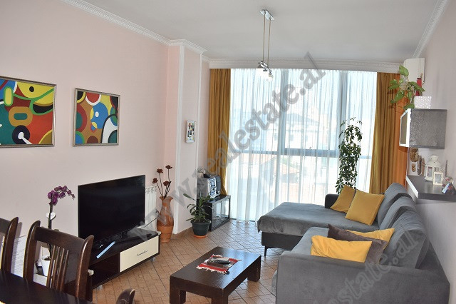 Apartament 2+1 me qera prane&nbsp;rruges&nbsp;se Durresit ne Tirane.
Apartamenti eshte i mobiluar m
